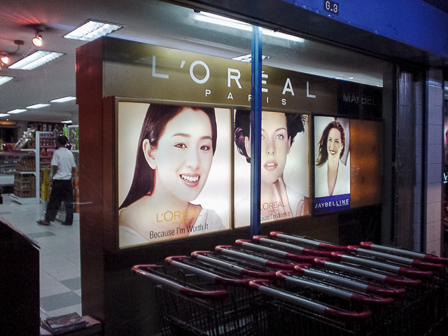 ロレアルの広告＠ヤンゴンシティマート