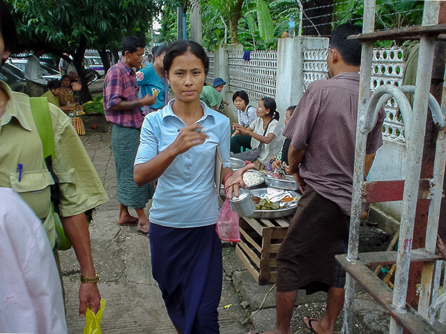ヤンゴンの下町の人々＠ミャンマー